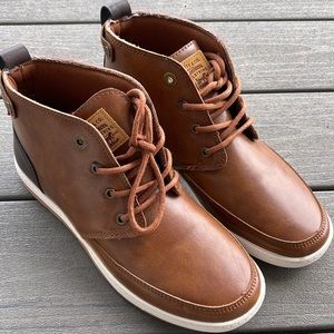 NWOT Levi’s Tan Boots